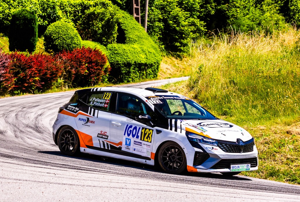 Jacob Pallesen og Kasper Pinholt kaster deres Renault Clio Rally5 gennem et sving på en øst-fransk bjergvej.
(Foto: Bastien Roux Photographie)
